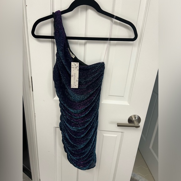 Asymmetrical one shoulder dress - Picture 1 of 3